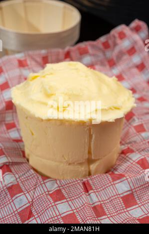 Im Gebiet Veys Bay in der Nähe der Departements Isigny-sur-Mer und Manche und Calvados in Nordfrankreich hergestellte Kuhmilchbutter von Tastu beurre d'Isigny Stockfoto