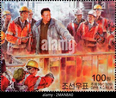 2009 Nordkorea Stempelsatz. Die ideale des Jahres der Realität. Besuch der Eisenfabrik Kim Jong Il bei der Ölmalerei Stockfoto