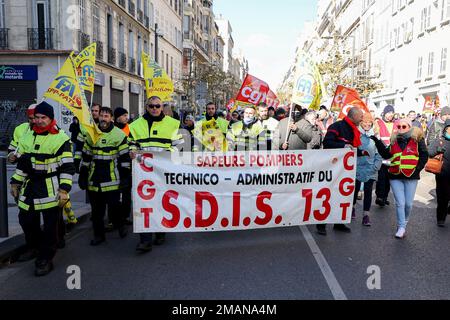 Marseille, Frankreich. 19. Januar 2023. Feuerwehrleute, die während der Demonstration gesehen wurden. Alle Gewerkschaften, die Arbeitnehmer und Manager vertreten, haben gemeinsam eine Mobilisierung gegen die neue Rentenreform gefordert, die im nächsten Monat von Premierministerin Elisabeth Borne vorgelegt werden soll. Etwa 140.000 Demonstranten marschierten laut Polizei durch die Straßen von Marseille und 1.200.000 durch Frankreich. Kredit: SOPA Images Limited/Alamy Live News Stockfoto