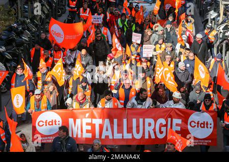 Marseille, Frankreich. 19. Januar 2023. Demonstranten der Gewerkschaft CFDT (Französischer Demokratischer Gewerkschaftsbund) halten während der Demonstration ein Banner. Alle Gewerkschaften, die Arbeitnehmer und Manager vertreten, haben gemeinsam eine Mobilisierung gegen die neue Rentenreform gefordert, die im nächsten Monat von Premierministerin Elisabeth Borne vorgelegt werden soll. Etwa 140.000 Demonstranten marschierten laut Polizei durch die Straßen von Marseille und 1.200.000 durch Frankreich. Kredit: SOPA Images Limited/Alamy Live News Stockfoto