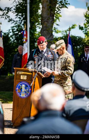 Die Gemeinde Amfreville ehrt das 507. Parachute Infantry Regiment und die 82. Airborne Division am 507. Parachute Infantry Regiment Memorial in Picauville, Frankreich, am 1. Juni 2022. USA Oberst Richard Taylor vom 3. Brigaden-Kampfteam, 82. ABN. Div., Bataillon S3 Maj. Craig Barnhill vom 507. Fallschirm-Infanterie-Regiment und Mitglieder der örtlichen Gesetzgebung von Amfreville gaben Bemerkungen ab und legten Kränze zum Gedenken an die heldenhaften Aktionen des 507. Jahrhunderts im Jahr 1944. Stockfoto