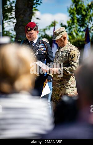 Die Gemeinde Amfreville ehrt das 507. Parachute Infantry Regiment und die 82. Airborne Division am 507. Parachute Infantry Regiment Memorial in Picauville, Frankreich, am 1. Juni 2022. USA Oberst Richard Taylor vom 3. Brigaden-Kampfteam, 82. ABN. Div., Bataillon S3 Maj. Craig Barnhill vom 507. Fallschirm-Infanterie-Regiment und Mitglieder der örtlichen Gesetzgebung von Amfreville gaben Bemerkungen ab und legten Kränze zum Gedenken an die heldenhaften Aktionen des 507. Jahrhunderts im Jahr 1944. Stockfoto