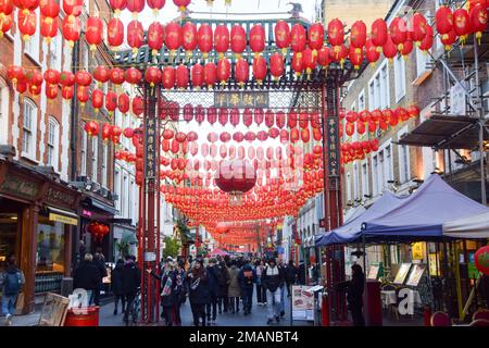 London, Großbritannien. 19. Januar 2023. Allgemeiner Blick auf die Gerrard Street in Chinatown vor dem chinesischen Neujahr, dem Jahr des Hasen. Kredit: SOPA Images Limited/Alamy Live News Stockfoto