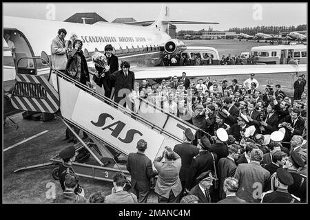 THE BEATLES Music Group Pop Band 1960 Ankunft der Beatles am Flughafen Schiphol Holland, die Beatles auf der Treppe mit dem Schwarm von Pressefotografen auf der Rollbahn Datum : 5. Juni 1964 Ort : Nordholland, Schiphol Stockfoto