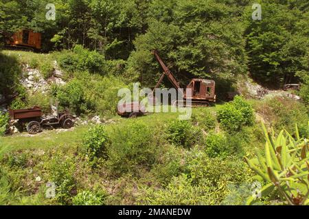 Little Switzerland, NC, USA. Auf dem Gelände des Emerald Village werden verschiedene außer Betrieb genommene Geräte ausgestellt. Stockfoto