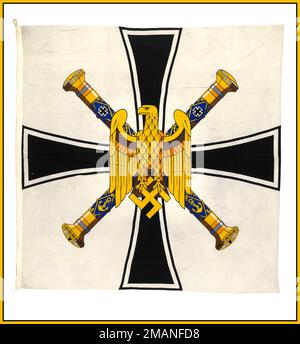 KRIEGSMARINE NAZI DEUTSCHLAND FAHNE KOMMANDOFLAGGE, Admiral der Flotte, Nazideutschland (1943-1945) Kommandoflagge eines Admirals der Flotte, Nazideutschland (1943-1945). Auf der Hebebühne: "FLG Grossadmiral". Die Fahne besteht aus Wollkragen mit einem Baumwoll-Hebezeug. Es ist maschinengenäht und das Design ist auf dem Stoff aufgedruckt. Das Feld ist weiß und trägt ein schwarzes Kreuz, auf dem zwei gekreuzte Admiralsstäbe und ein Adler mit dem Hakenkreuz stehen. Kommandoflagge, Admiral der Flotte, Nazideutschland (1943-1945) Datum 1939-1945 Stockfoto