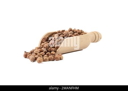 Braune Kichererbsen in Holzschaufel isoliert auf weißem Hintergrund. Ernährung. Lebensmittelzutat. Stockfoto