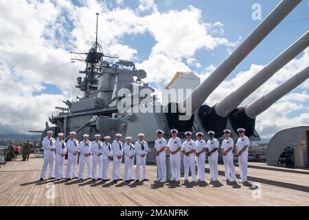 PEARL HARBOR, Hawaii (01. Juni 2022) USA Führer und Nominierte der Pacific Fleet posieren für ein Foto an Bord des Battleship Missouri Memorial während der 2022 USA Pacific Fleet Sailor of the Year (SOJA) Week. Nominierte Seemann des Jahres und Vorstandsmitglieder besuchten Missouri, um ihr Verständnis und ihre Wertschätzung für die Geschichte und das Erbe der Marine zu stärken. Das 1972 ins Leben gerufene SOJA-Programm würdigt diejenigen, die einen Kampfgeist, die Grundwerte der Marine und ein tiefes Engagement für ihre Kommandos und Gemeinschaften verkörpern. Stockfoto