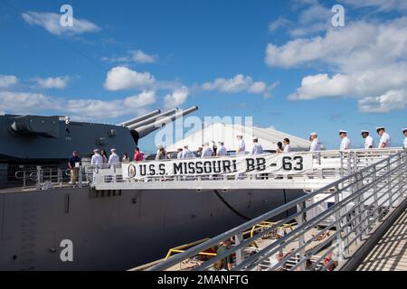 PEARL HARBOR, Hawaii (01. Juni 2022) USA Die Führer und Nominierten der Pacific Fleet besichtigen das Battleship Missouri Memorial während der 2022 USA Pacific Fleet Sailor of the Year (SOJA) Week. Nominierte Seemann des Jahres und Vorstandsmitglieder besuchten Missouri, um ihr Verständnis und ihre Wertschätzung für die Geschichte und das Erbe der Marine zu stärken. Das 1972 ins Leben gerufene SOJA-Programm würdigt diejenigen, die einen Kampfgeist, die Grundwerte der Marine und ein tiefes Engagement für ihre Kommandos und Gemeinschaften verkörpern. Stockfoto