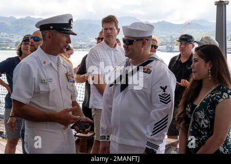 PEARL HARBOR, Hawaii (01. Juni 2022) USA Pacific Fleet Master Chief James „Smitty“ Tocorzic spricht mit Nominierten an Bord des Battleship Missouri Memorial während der 2022 USA Pacific Fleet Sailor of the Year (SOJA) Week. Nominierte Seemann des Jahres und Vorstandsmitglieder besuchten Missouri, um ihr Verständnis und ihre Wertschätzung für die Geschichte und das Erbe der Marine zu stärken. Das 1972 ins Leben gerufene SOJA-Programm würdigt diejenigen, die einen Kampfgeist, die Grundwerte der Marine und ein tiefes Engagement für ihre Kommandos und Gemeinschaften verkörpern. Stockfoto