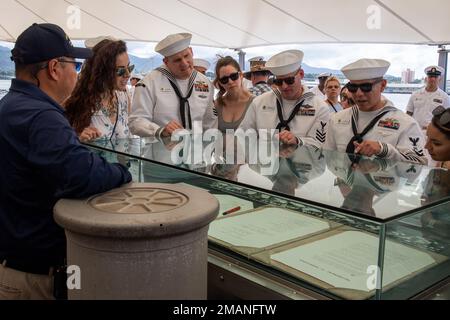 PEARL HARBOR, Hawaii (01. Juni 2022) USA Die Nominierten des Pacific Fleet Sailor of the Year (SOY) besichtigen das Battleship Missouri Memorial während der 2022 USA Pacific Fleet Sailor of the Year (SOJA) Week. Nominierte Seemann des Jahres und Vorstandsmitglieder besuchten Missouri, um ihr Verständnis und ihre Wertschätzung für die Geschichte und das Erbe der Marine zu stärken. Das 1972 ins Leben gerufene SOJA-Programm würdigt diejenigen, die einen Kampfgeist, die Grundwerte der Marine und ein tiefes Engagement für ihre Kommandos und Gemeinschaften verkörpern. Stockfoto