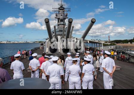 PEARL HARBOR, Hawaii (01. Juni 2022) USA Die Führer und Nominierten der Pacific Fleet besichtigen das Battleship Missouri Memorial während der 2022 USA Pacific Fleet Sailor of the Year (SOJA) Week. Nominierte Seemann des Jahres und Vorstandsmitglieder besuchten Missouri, um ihr Verständnis und ihre Wertschätzung für die Geschichte und das Erbe der Marine zu stärken. Das 1972 ins Leben gerufene SOJA-Programm würdigt diejenigen, die einen Kampfgeist, die Grundwerte der Marine und ein tiefes Engagement für ihre Kommandos und Gemeinschaften verkörpern. Stockfoto