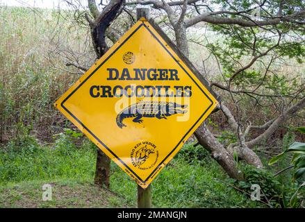 Ein Schild warnt vor der Gefahr von Krokodilen. KwaZulu Natal, Südafrika. Stockfoto