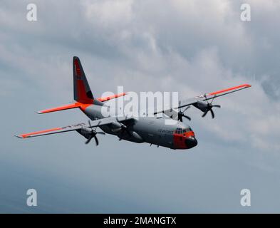 Ein C-130J Super Hercules fliegt während eines Formationsflugs am 1. Juni 2022 über Central Arkansas. Die Formation wurde von der 61. Luftschleuse angeführt, einer Fluggeschwader, die der weltweit größten C-130-Einheit, dem 19. Luftschleusenflügel, zugeteilt ist. Stockfoto