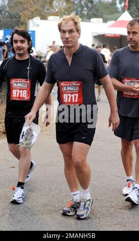 24. Oktober 2010 Los Angeles, Ca. Julian Sands Dodge Rock n Roll Los Angeles Half Marathon findet in Los Angeles statt © Vince Flores / AFF-USA.COM Stockfoto