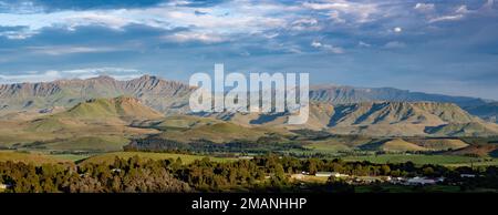 Panoramablick auf die Drakensberge bei Underberg, KwaZulu Natal, Südafrika. Stockfoto