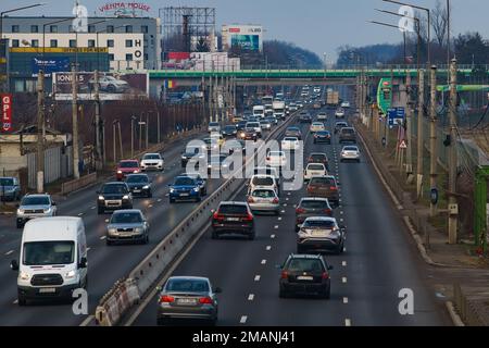 Otopeni, Rumänien - 17. Januar 2023: Autos im Verkehr zu Stoßzeiten auf der Nationalstraße Nr. 1 in Otopeni, Blick in Richtung Ploiesti. Stockfoto