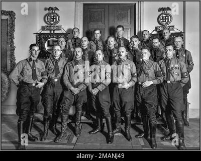 Foto der Nazi-Propagandagruppe von uniformierten Führern (Deutsch: SS Führer) des SS Regiment die Schutzstaffel der NSDAP (SS) München, vor dem Senatorensaal (Senatorensaal, Konferenz-/ratssaal) beim Ehrentafeln/Heldentafeln, Ehrenplakate/Heldentafeln der Blutzeuge, die Putsch-Nazi-Märtyrer vom 9. 1923. November, in der Lobby des Braunen Hauses in München, ca. 1931-1932. Die 1. SS-Standarte war ein Regimentskommando der Allgemeinen-SS und eine der Einheiten im General-SS-Schlachtbefehl. Die SS Standarte von 1., die ihren Sitz in München hat, wurde mit dem Schutz der führenden Nazi-Führer angeklagt Stockfoto