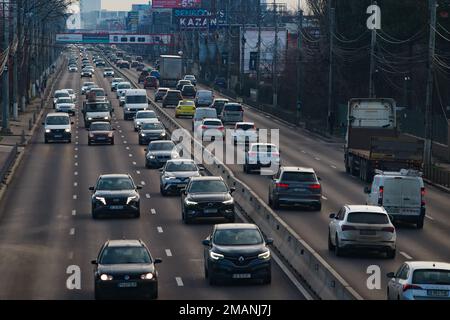 Otopeni, Rumänien - 17. Januar 2023: Autos im Verkehr zu Stoßzeiten auf der Nationalstraße Nr. 1 in Otopeni, Blick in Richtung Bukarest. Stockfoto