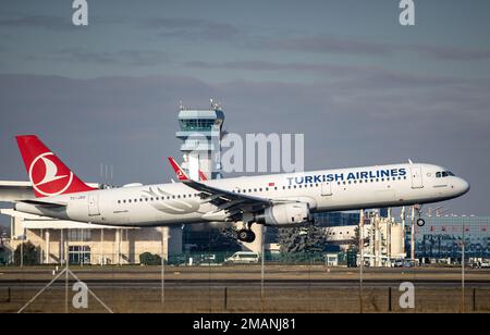 Otopeni, Rumänien - 17. Januar 2023: Turkish Airlines, TC-JSO, Airbus A321-231, Flugzeuge landen auf dem Henri Coanda Airport in Otopeni. Stockfoto