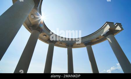 Weiße Rotundas in der Stadt in der Nähe des Ufers. Stockfoto