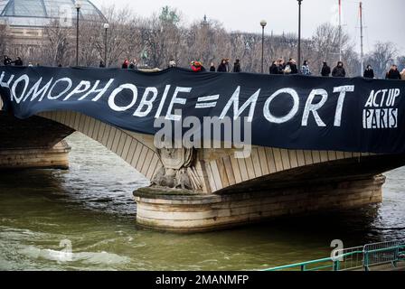 Paris, Frankreich, Aids-Aktivist-Gruppe, Act up-Paris, Protest Banner gegen Homophobie, auf der Pariser Brücke, Slogan 'Homophobie = Tod' Stockfoto