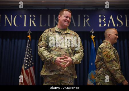 Major Jeffrey Allen, eingehender Befehlshaber der 39. Wartungseinheit, bereitet sich auf eine Rede während einer Zeremonie zum Kommandowechsel auf dem Luftwaffenstützpunkt Incirlik, Türkei, am 1. Juni 2022 vor. Während der Zeremonie übergab LT. Colonel Jeffrey Hill, der scheidende Befehlshaber der 39. MXS, das Kommando an Oberst Douglas Whitehead, Befehlshaber der 39. Waffensystemsicherheitsgruppe, der Allen dann wegen Anführers der 39. MXS anklagte. Die Zeremonie zum Kommandowechsel ist eine langjährige militärische Tradition, die die formelle Übertragung des Kommandos von einem Offizier auf einen anderen darstellt. Allen war zuvor 31. als MXS Director bei tätig Stockfoto