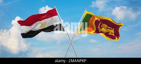 Zwei gekreuzte Flaggen Sri Lanka und Ägypten winken im Wind am bewölkten Himmel. Beziehungskonzept, Dialog, Reisen zwischen zwei Ländern. 3D Abbildung Stockfoto