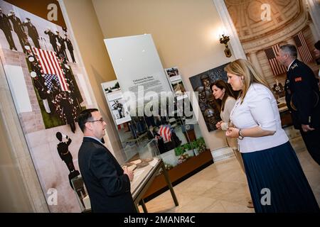 Tim Frank (links), Historiker, Nationalfriedhof Arlington; führt den Verteidigungsminister der Republik Nordmazedonien Slavjanka Petrovska (rechts) auf dem Nationalfriedhof Arlington, Arlington, Virginia, am 1. Juni 2022 durch den Ausstellungsraum des Memorial Amphitheater. Während seiner Zeit bei ANC nahm Petrovska an einer öffentlichen Kranzlavierzeremonie am Grab des unbekannten Soldaten Teil. Stockfoto