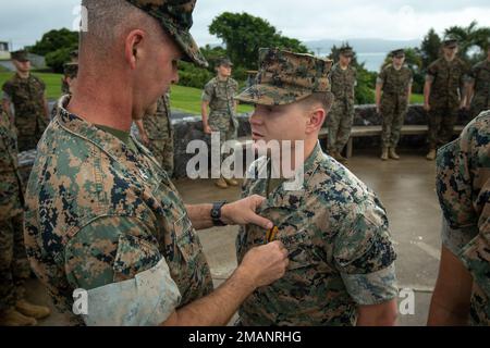 USA Marinekorps Oberst Matthew Tracy, Left, kommandierender Offizier der 4. Marines, 3D Marine Division, verleiht die Schlacht um Soochow Creek Tapferkeit und Valor-Medaille an Sergeant Dustin Bohannan, einen Betreiber von Übertragungssystemen, Hauptquartierbataillon, 3D Marine Division, während einer Preisverleihung in Camp Courtney, Okinawa, Japan, 1. Juni 2022. Die Marines erhielten den Preis für ihre überragende Leistung bei der Unterstützung von 4. Marines während der Service Level Training Übung 1-21. Die erste Soochow Creek-Medaille wurde Anfang 1932 verliehen und ehrt das Erbe von 4. Marines in China von 1927 bis 1941. Stockfoto