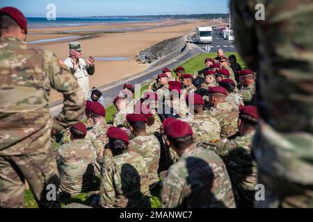 Soldaten hören Keith Nightingale, die am 1. Juni 2022 über die Schlacht der Normandie sprechen, während sie Omaha Beach in der Normandie, Frankreich, überblicken. Am D-Day 1944 stürmten US-Militärangehörige Omaha Beach am 6. Juni 1944 im Rahmen der Operation Overlord, dem Decknamen für die Schlacht der Normandie, eine Operation, die die erfolgreiche Invasion deutscher besetzter Gebiete in Westeuropa während des Zweiten Weltkriegs einleitete Stockfoto