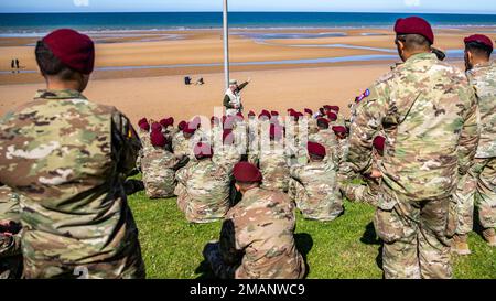 Mitglieder der Streitkräfte hören Keith Nightingale, während er über die D-Day-Ereignisse spricht, während sie am Ufer von Omaha Beach, Normandie, am 1. Juni 2022 blicken. Als Teil des 78. Jahrestags des D-Day. Nightingale unterrichtet Soldaten seit mehr als 40 Jahren über die Bedeutung des D-Day aus strategischer und operativer Sicht. Stockfoto