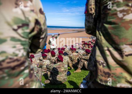 Soldaten hören Keith Nightingale, die am 1. Juni 2022 über die Schlacht der Normandie sprechen, während sie Omaha Beach in der Normandie, Frankreich, überblicken. Am D-Day 1944 stürmten US-Militärangehörige Omaha Beach am 6. Juni 1944 im Rahmen der Operation Overlord, dem Decknamen für die Schlacht der Normandie, eine Operation, die die erfolgreiche Invasion deutscher besetzter Gebiete in Westeuropa während des Zweiten Weltkriegs einleitete Stockfoto