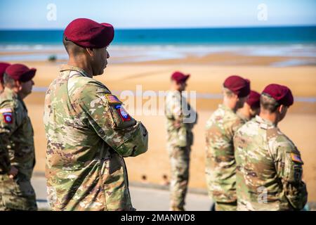 Soldaten hören Keith Nightingale, die am 1. Juni 2022 über die Schlacht der Normandie sprechen, während sie Omaha Beach in der Normandie, Frankreich, überblicken. Am D-Day 1944 stürmten US-Militärangehörige Omaha Beach am 6. Juni 1944 im Rahmen der Operation Overlord, dem Decknamen für die Schlacht der Normandie, eine Operation, die die erfolgreiche Invasion deutscher besetzter Gebiete in Westeuropa während des Zweiten Weltkriegs einleitete Stockfoto