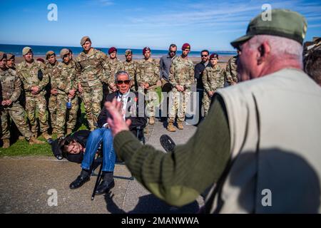 Soldaten hören zu, wie Keith Nightingale mit dem achtundneunzig Jahre alten US-Veteranen Charles Shay spricht, der neunzehn Jahre alt war, als er am D-Day am Omaha Beach landete, bevor Shay über seine Erfahrungen am Omaha Beach in der Normandie, Frankreich, am 1. Juni 2022 spricht. Während des D-Day 1944 stürmten US-Militärangehörige Omaha Beach am 6. Juni 1944 im Rahmen der Operation Overlord, dem Decknamen für die Schlacht der Normandie, eine Operation, die die erfolgreiche Invasion deutsch besetzter Gebiete in Westeuropa während des Zweiten Weltkriegs einleitete Stockfoto