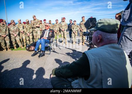 Soldiers and Keith Nightingale (rechts) hören Sie dem achtundneunzig Jahre alten US-Veteran Charles Shay zu, der neunzehn Jahre alt war, als er am D-Day am Omaha Beach landete, und über seine Erfahrungen am Omaha Beach in der Normandie, Frankreich, am 1. Juni 2022 berichten. Während des D-Day 1944 stürmten US-Militärangehörige Omaha Beach am 6. Juni 1944 im Rahmen der Operation Overlord, dem Decknamen für die Schlacht der Normandie, eine Operation, die die erfolgreiche Invasion deutsch besetzter Gebiete in Westeuropa während des Zweiten Weltkriegs einleitete Stockfoto