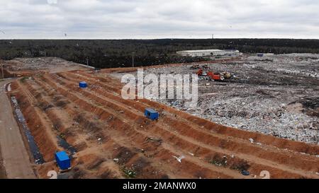 Eine große Mülldeponie in der Nähe der Stadt Minsk. Blick von der Drohne. Stockfoto