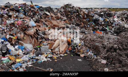 Große Mülldeponie in der Nähe der Metropole. Blick von der Drohne. Stockfoto