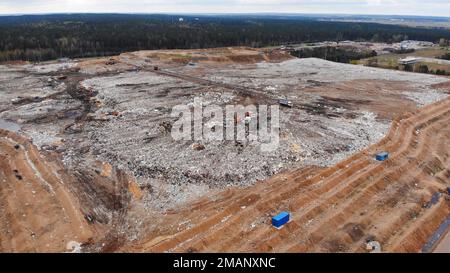 Große Mülldeponie in der Nähe der Metropole. Blick von der Drohne. Stockfoto