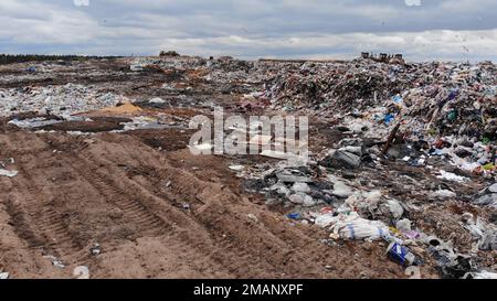 Große Mülldeponie in der Nähe der Metropole. Blick von der Drohne. Stockfoto