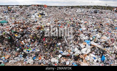 Große Mülldeponie in der Nähe der Metropole. Blick von der Drohne. Stockfoto