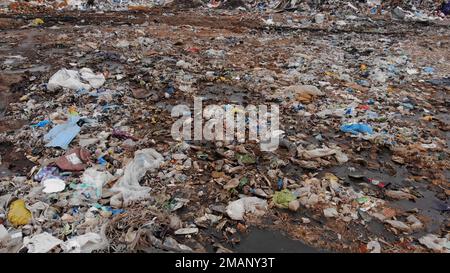 Große Deponie in der Nähe der Metropole im Herbst. Stockfoto