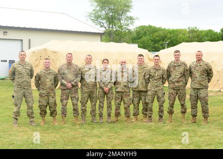 Vier Offiziere der montenegrinischen Armee stehen zusammen mit Mitgliedern der Maine Air National Guard 243. Engineering Installations Squadron und 265. Combat Communications Squadron während einer Veranstaltung zur Einarbeitung in das State Partnership Program, die vom 1. Bis 5. Juni 2022 in der South Portland Air National Guard Station stattfand. Der Bundesstaat Maine gründete 2006 eine Partnerschaft mit Montenegro. Stockfoto