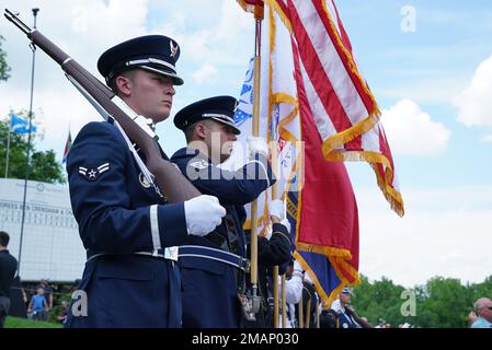 Während der Ehrenfeier des Memorial Tournament am 1. Juni 2022 im Muirfield Village Golf Club in Dublin, Ohio, steht ein gemeinsamer Farbenwächter der Ohio National Guard auf dem Programm. Das Memorial Tournament wurde 1976 von der PGA-Legende Jack Nicklaus gegründet und umfasst einen jährlichen „Salute to Service“-Tag zu Ehren des Militärs, der Veteranen und der Ersthelfer. Stockfoto