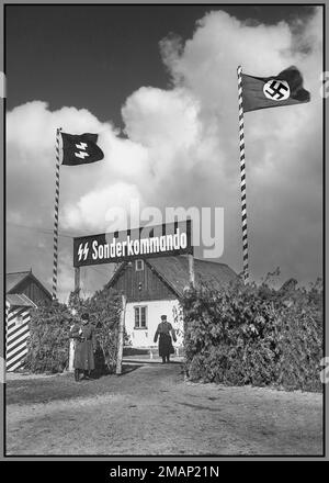 SOBIBOR VERNICHTUNGSLAGER EINGANG SONDERKOMMANDO 1942-43 Eingangstor am Nazi-Todeslager Sobibor im von Nazi-Deutschen besetzten Polen. Nazi Waffen SS und Swastika Flaggen fliegen über uns. Sonderkommandos waren Arbeitseinheiten aus deutschen Nazi-Todeslager-Gefangenen. Sie setzten sich aus Gefangenen zusammen, meist Juden, die unter Androhung ihres eigenen Todes gezwungen wurden, bei der Beseitigung von Gaskammeropfern während des Holocaust zu helfen. Die Todeslager Sonderkommandos, die immer Insassen waren, standen nicht mit den SS-Sonderkommandos in Verbindung, die Ad-hoc-Einheiten waren, die aus Mitgliedern verschiedener SS-Büros gebildet wurden Stockfoto