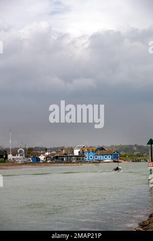 RYE Harbour, ENGLAND - 19. APRIL 2022: Rettungsboot-Station in Rye Harbour im Frühling, East Sussex Stockfoto