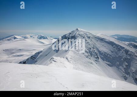 Schneekämme in den Bergen im Rodna-Gebirge in der Region Maramures. Pietrosul Rodnei ist der höchste Gipfel in allen östlichen Karpaten Stockfoto