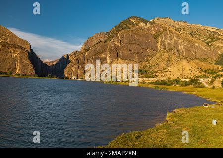 Gunib-Reservoir und Wasserkraftwerk in Dagestan Stockfoto