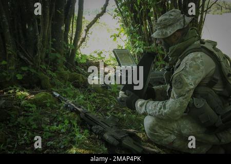 Ein litauischer Soldat, der der REECE/COY Company angeschlossen ist, startet eine Raven-Drohne während der Übung Combined Resolve 17 (CBR 17) am Hohenfels Training Area, Joint Multinational Readiness Center in Hohenfels, Deutschland, am 2. Juni 2022. CBR 17 ist ein US-amerikanisches Die Armeeübung besteht aus 5.600 Mitgliedern des Dienstes, Alliierten und Partnern aus mehr als 10 Ländern und soll die Fähigkeiten der Einheiten zur wirksamen Durchführung von Kampfoperationen in einem multidisziplinären Kampfraum bewerten. Stockfoto