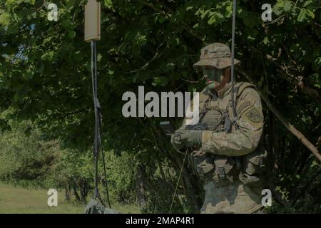 Ein litauischer Soldat, der der REECE/COY Company angeschlossen ist, startet eine Raven-Drohne während der Übung Combined Resolve 17 (CBR 17) am Hohenfels Training Area, Joint Multinational Readiness Center in Hohenfels, Deutschland, am 2. Juni 2022. CBR 17 ist ein US-amerikanisches Die Armeeübung besteht aus 5.600 Mitgliedern des Dienstes, Alliierten und Partnern aus mehr als 10 Ländern und soll die Fähigkeiten der Einheiten zur wirksamen Durchführung von Kampfoperationen in einem multidisziplinären Kampfraum bewerten. Stockfoto